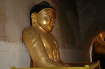 Im Dämmerlicht des Gewölbes lächelt dieser Buddha in Ruhe und Harmonie. Er strahlt als kenne er sich und die Menschen und verstehe.